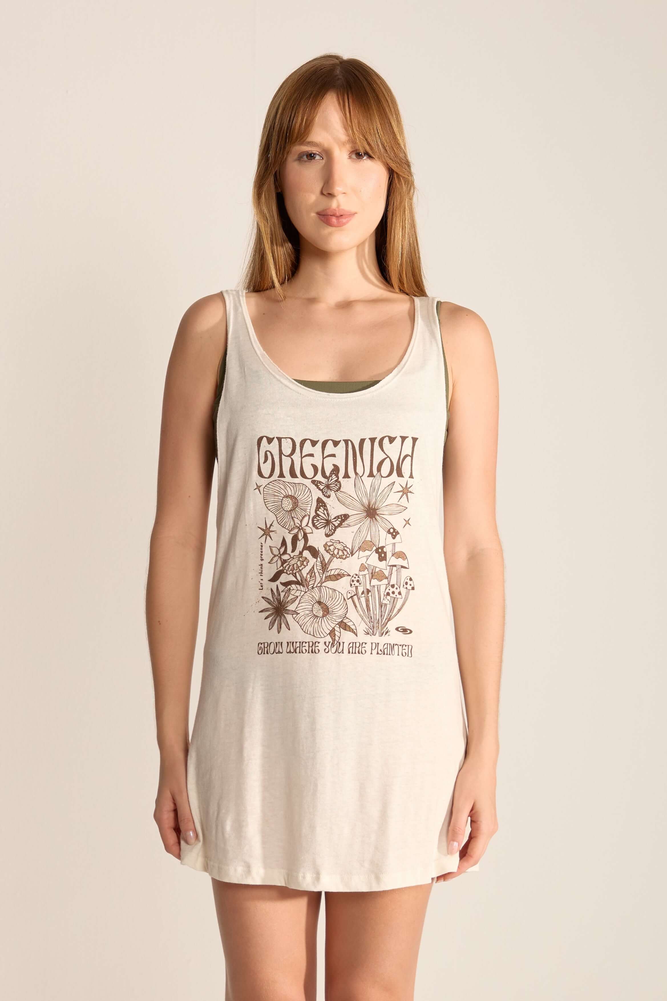 Regata off white Greenish, com design minimalista e estampa tropical, ideal para dias ensolarados e descontraídos.