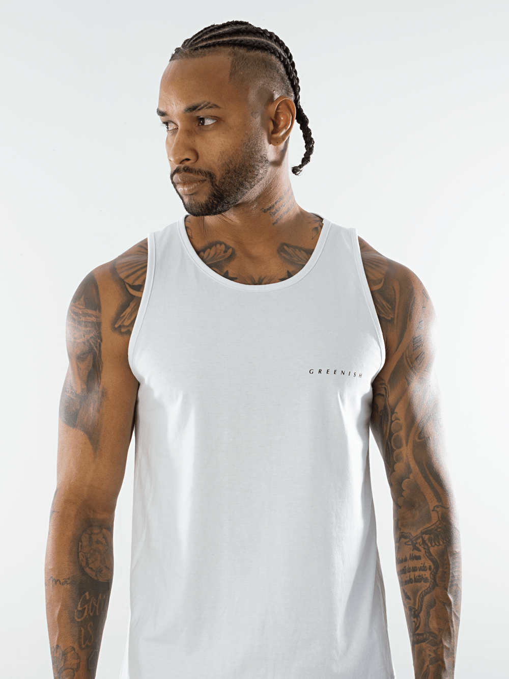 Regata Heliconias branca da Greenish, modelo masculino com design moderno e confortável, ideal para o verão.