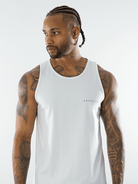 Regata Heliconias branca da Greenish, modelo masculino com design moderno e confortável, ideal para o verão.