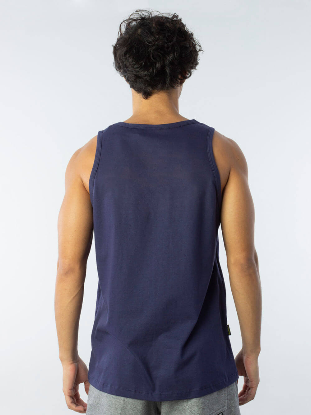 Regata institucional Azul Marinho da marca Greenish, vista de trás, ideal para looks casuais e confortáveis.