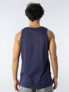 Regata institucional Azul Marinho da marca Greenish, vista de trás, ideal para looks casuais e confortáveis.