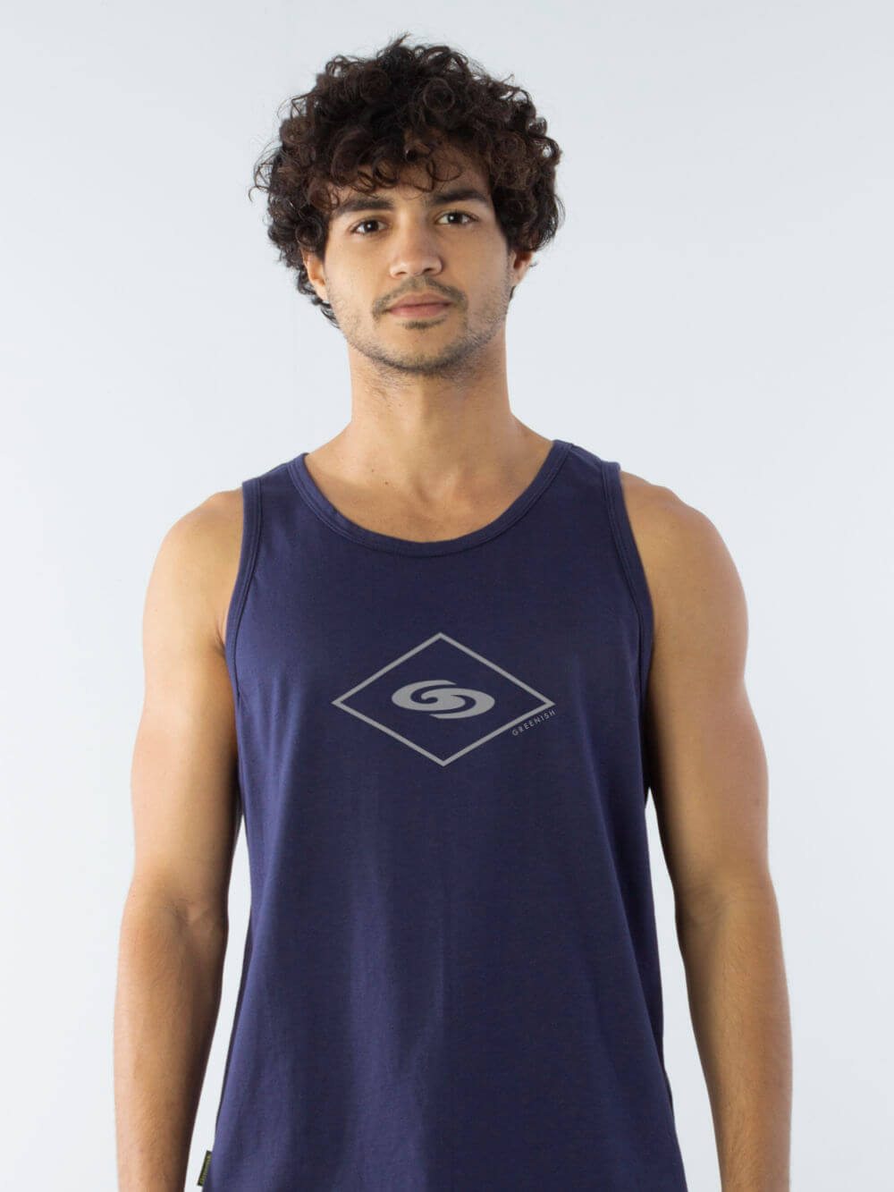 Regata institucional Losango azul marinho da marca Greenish, modelo unissex, ideal para uso casual.