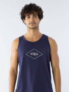 Regata institucional Losango azul marinho da marca Greenish, modelo unissex, ideal para uso casual.