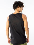 Regata institucional Losango preta da marca Greenish, vista traseira em modelo masculino. Conforto e estilo.