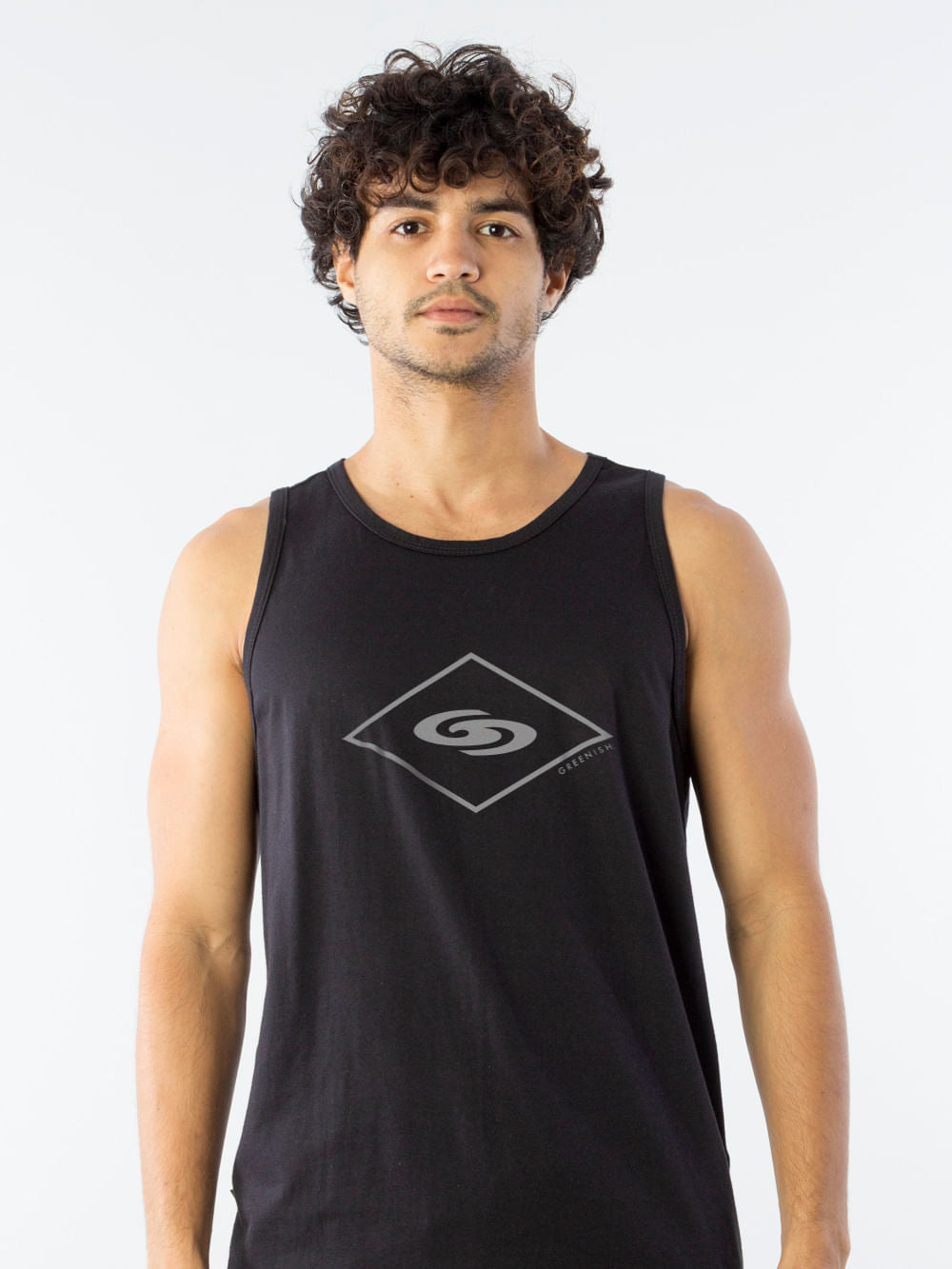 Regata institucional Losango preta da marca Greenish, modelo unissex, ideal para uso casual e esportivo.