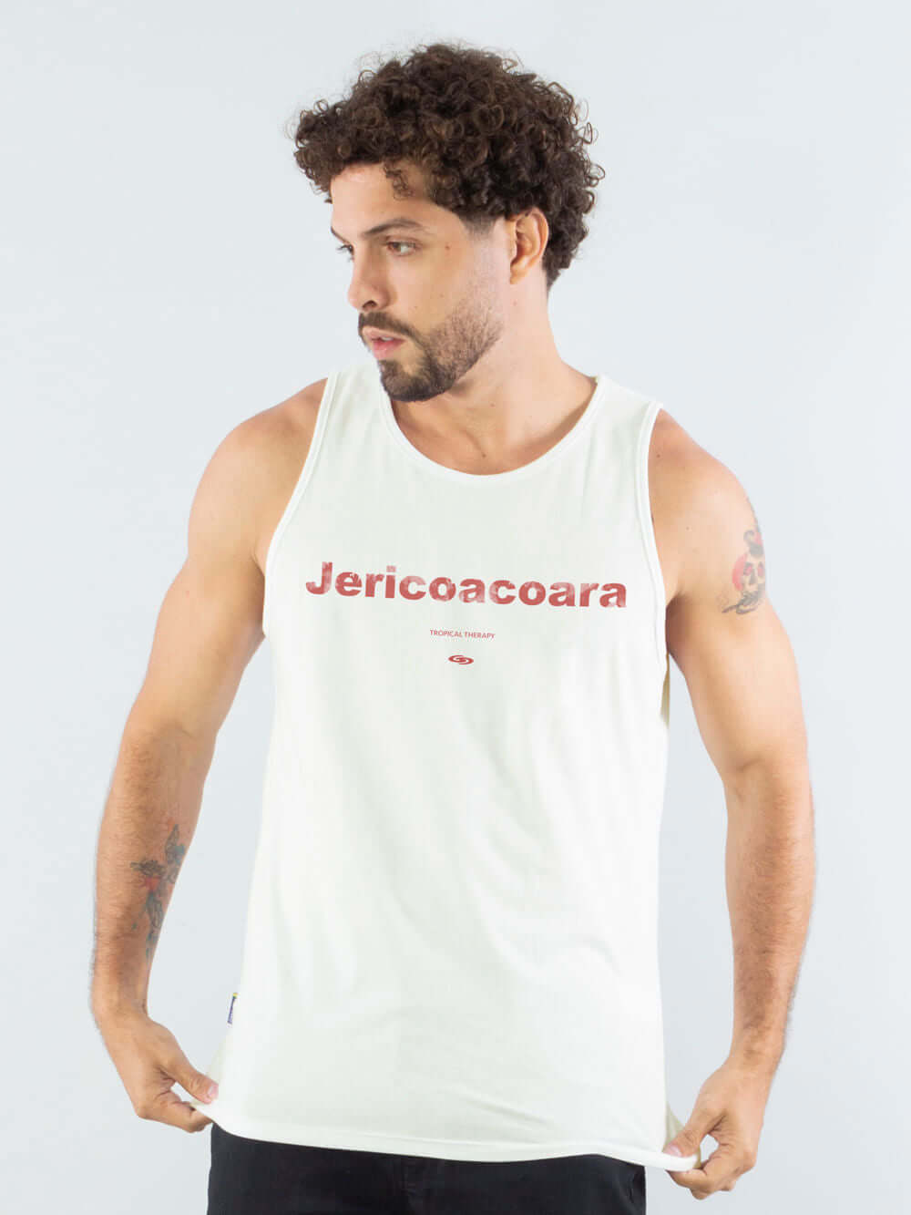Regata off white Jericoacoara da Greenish, feita em algodão sustentável, leve e confortável.