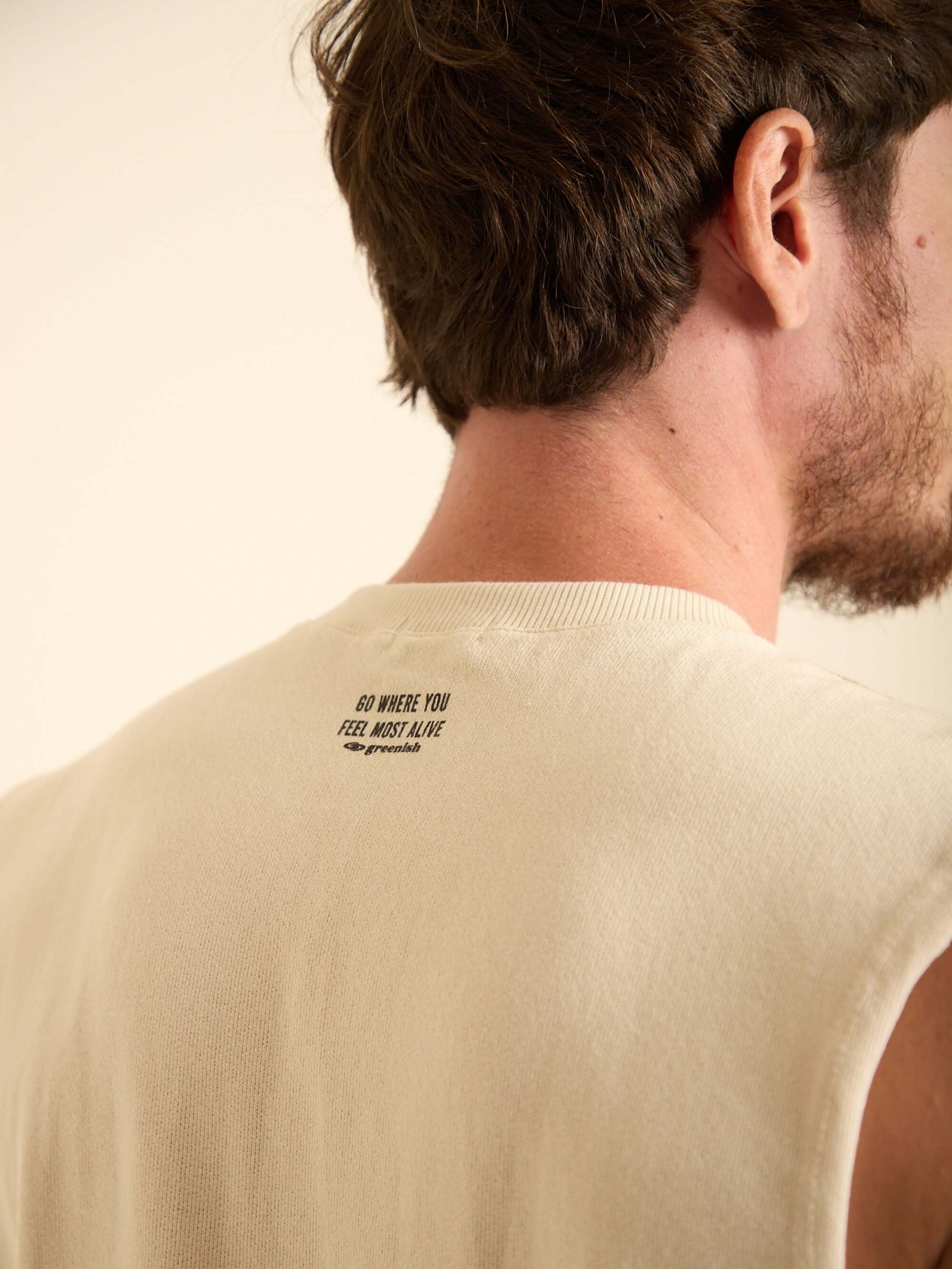 Quatro tons de bege da regata larga Enjoy da Greenish, com estampa nas costas, ideal para atividades diárias.