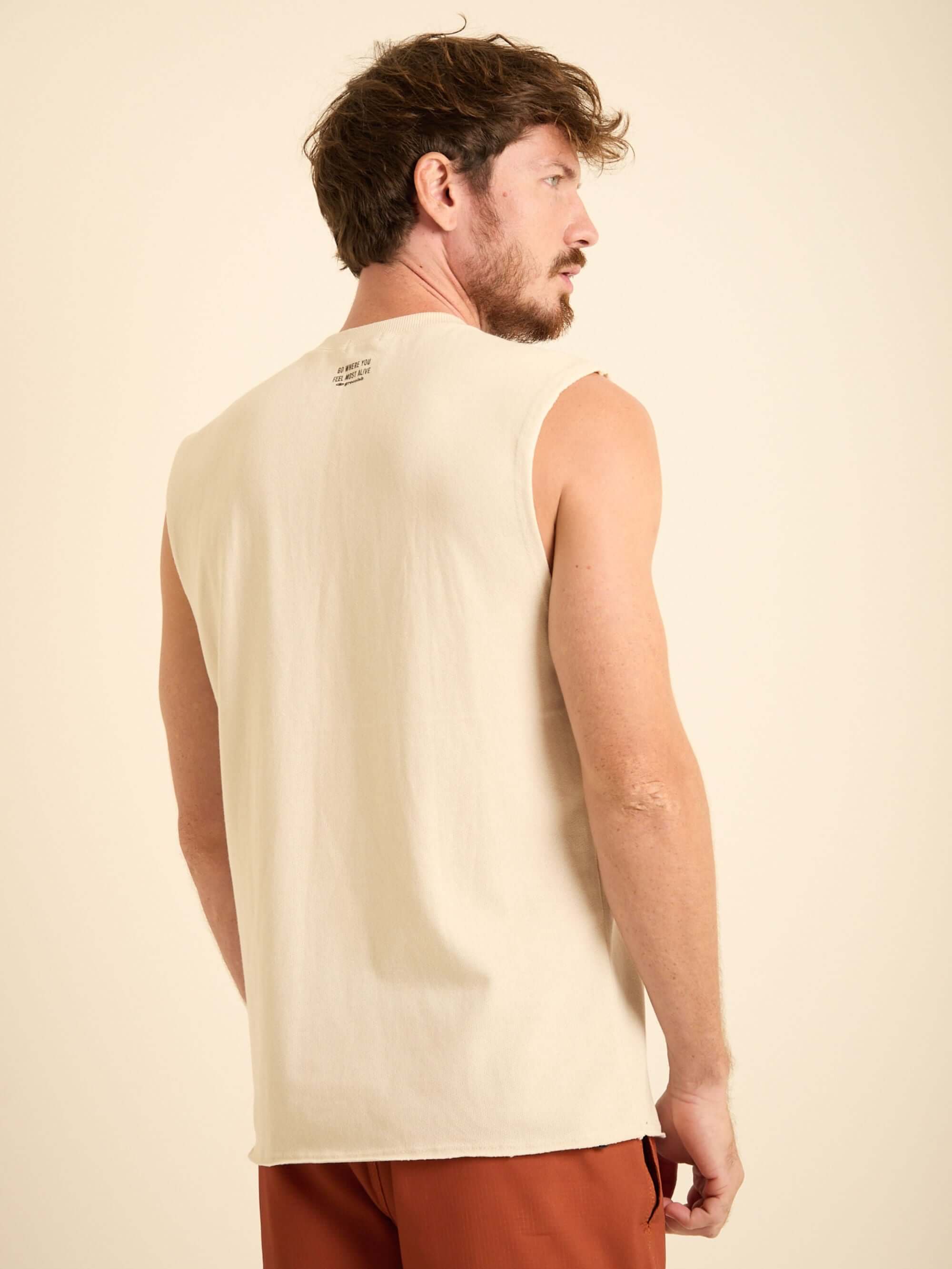 Homem usando regata larga bege da Greenish, vista de costas, ideal para atividades do dia a dia.