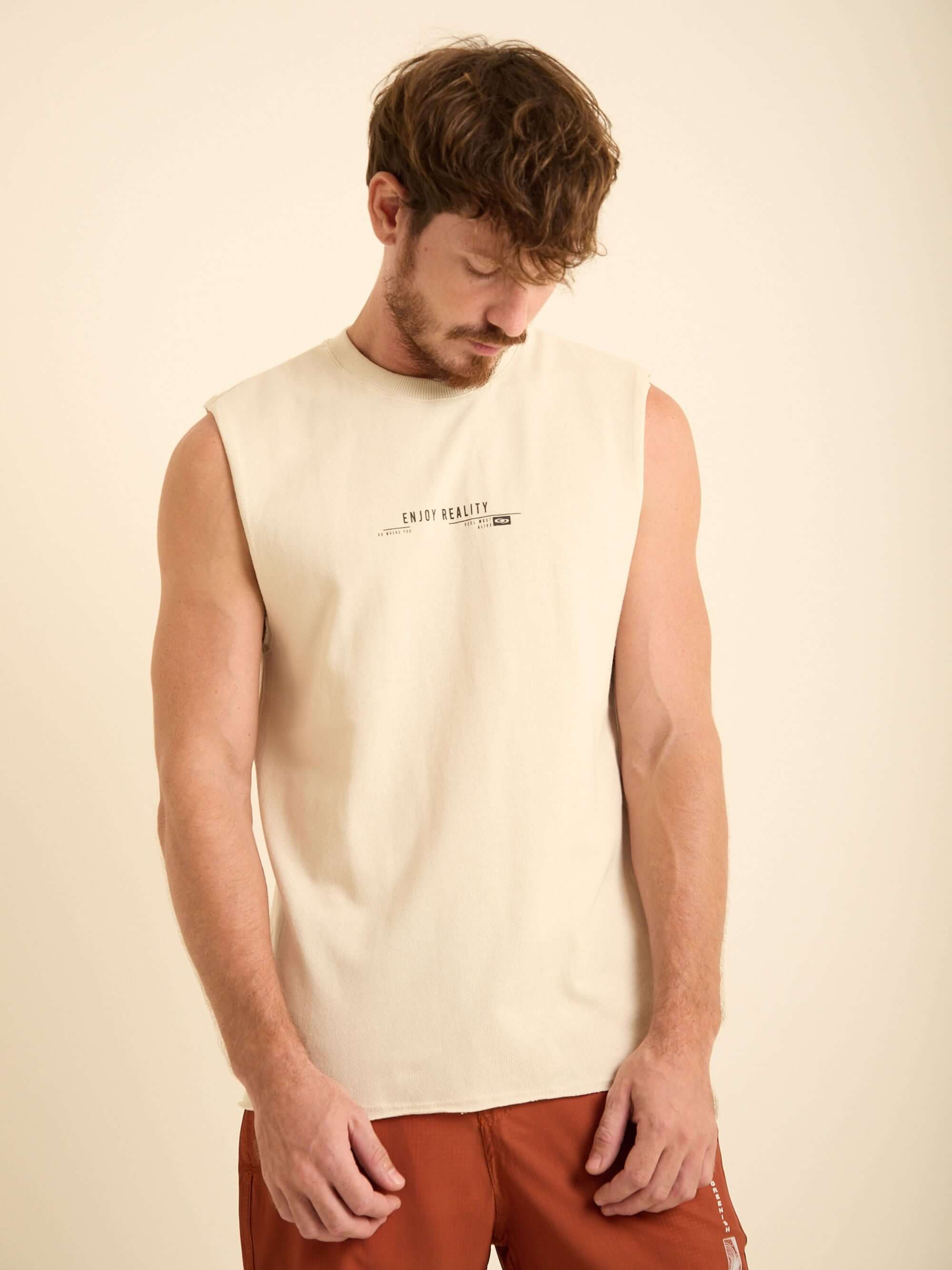 Regata longa Bege da marca Greenish, ideal para academia e praia, modelagem larga e design versátil.