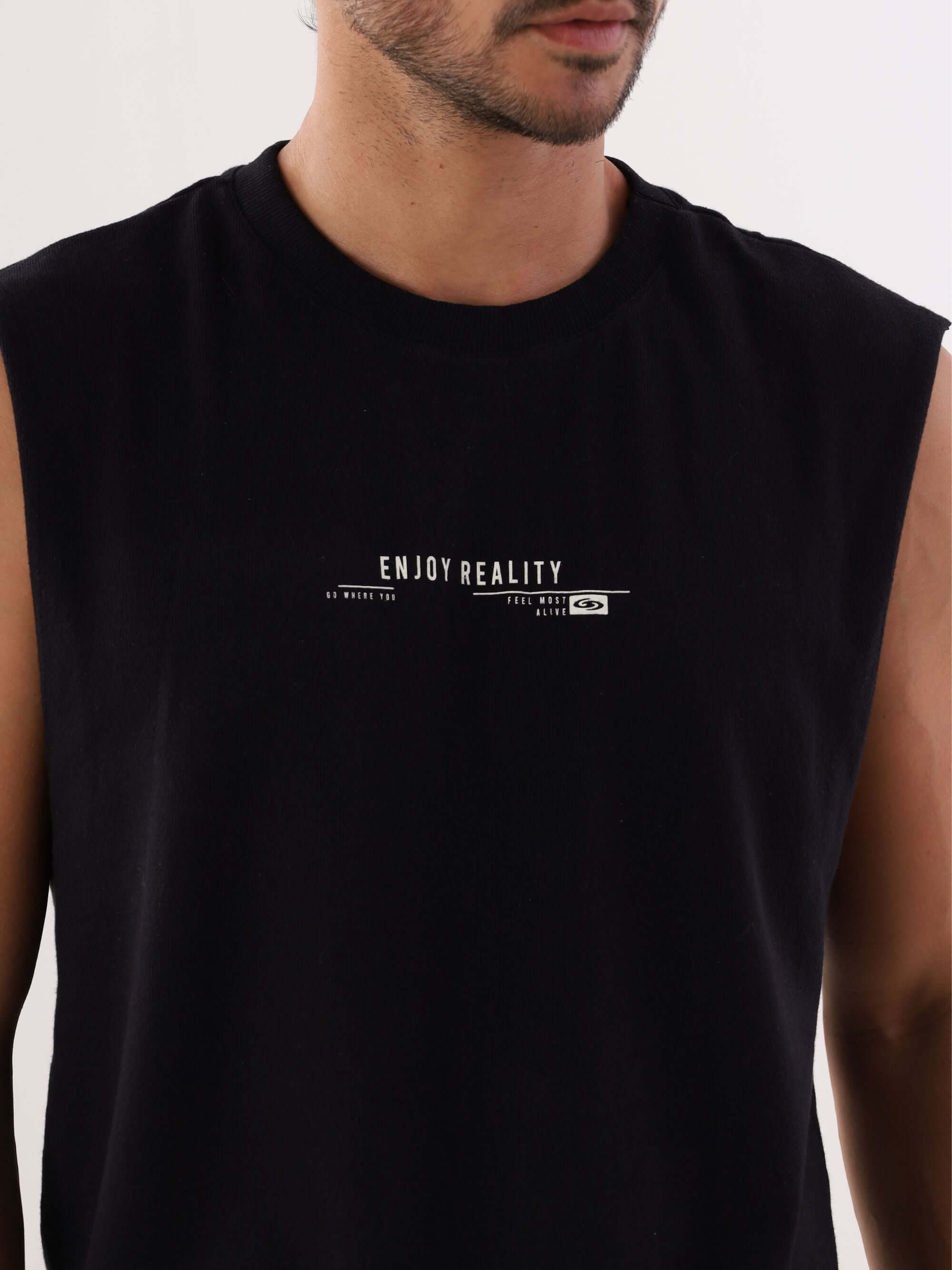 Regata larga Enjoy - Preto, modelo versátil em algodão com print exclusivo Greenish, ideal para academia e praia.