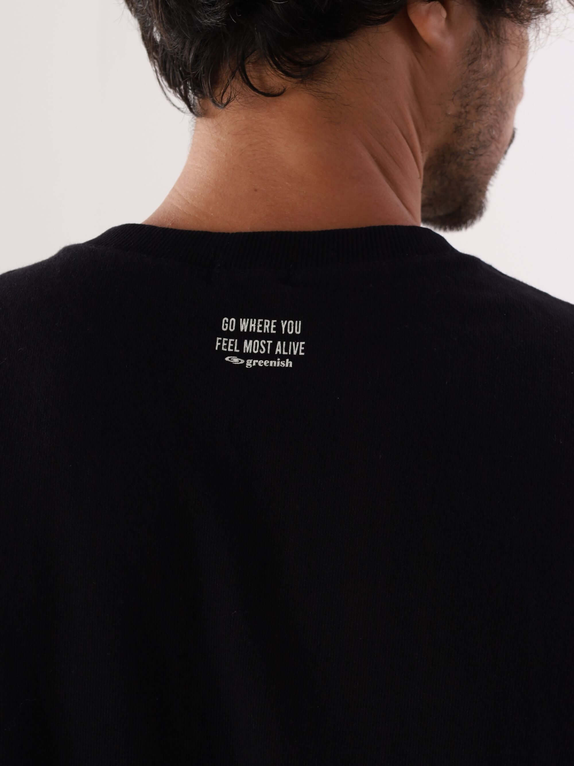 Costas de um homem usando regata longa Enjoy da Greenish, com estampa 'Go where you feel most alive'.