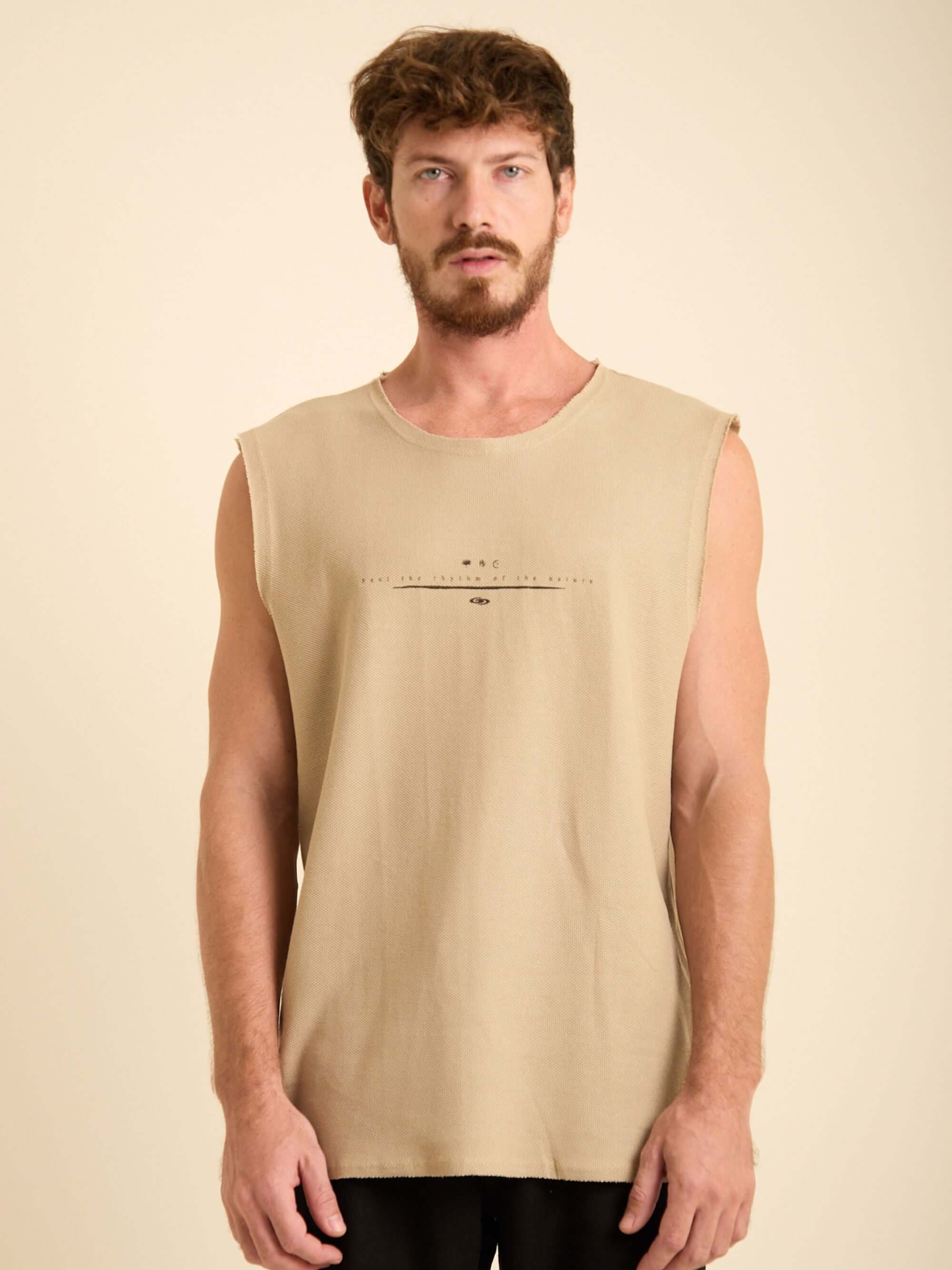 Regata Larga Maré Beige da Greenish, peça minimalista e confortável para o dia a dia.