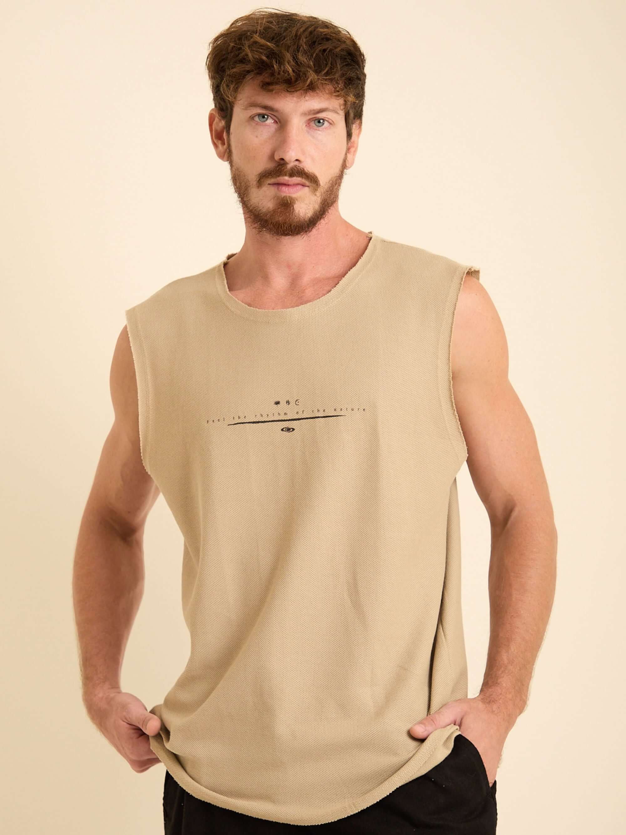 Homem vestindo regata larga bege da Greenish, com design minimalista e confortável para o dia a dia.