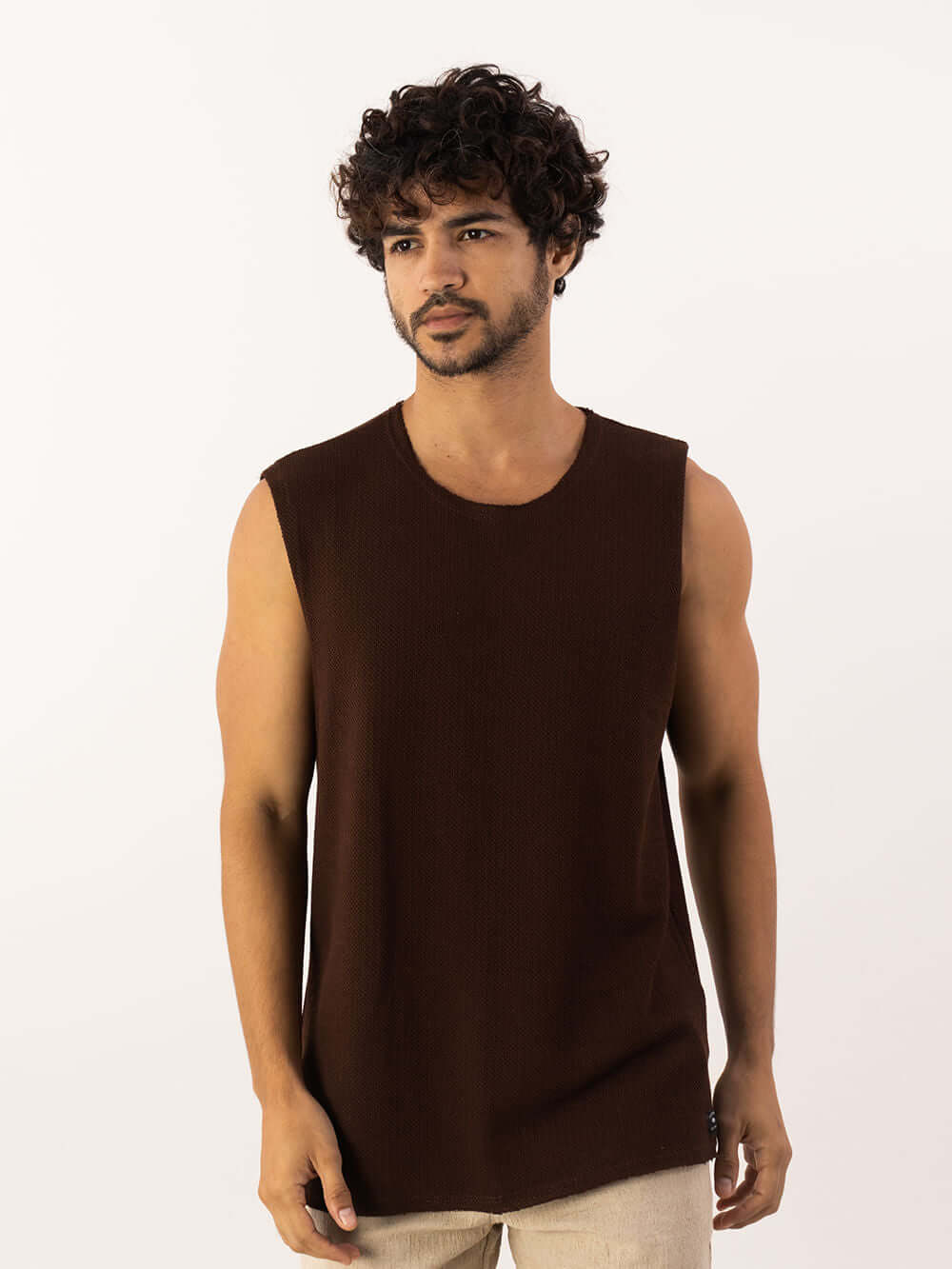 Regata Larga Mare da Greenish na cor chocolate, ideal para dias quentes e atividades ao ar livre.