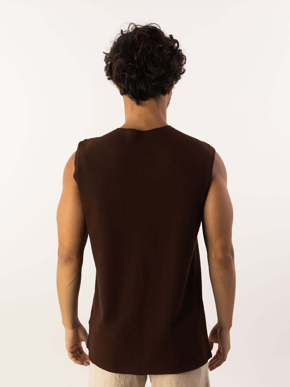 Regata Larga Mare Chocolate da marca Greenish, modelagem ampla e confortável, ideal para dias quentes.