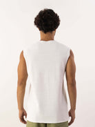 Regata Larga Mare Off White da Greenish, modelo amplo e confortável, ideal para dias quentes e atividades ao ar livre.