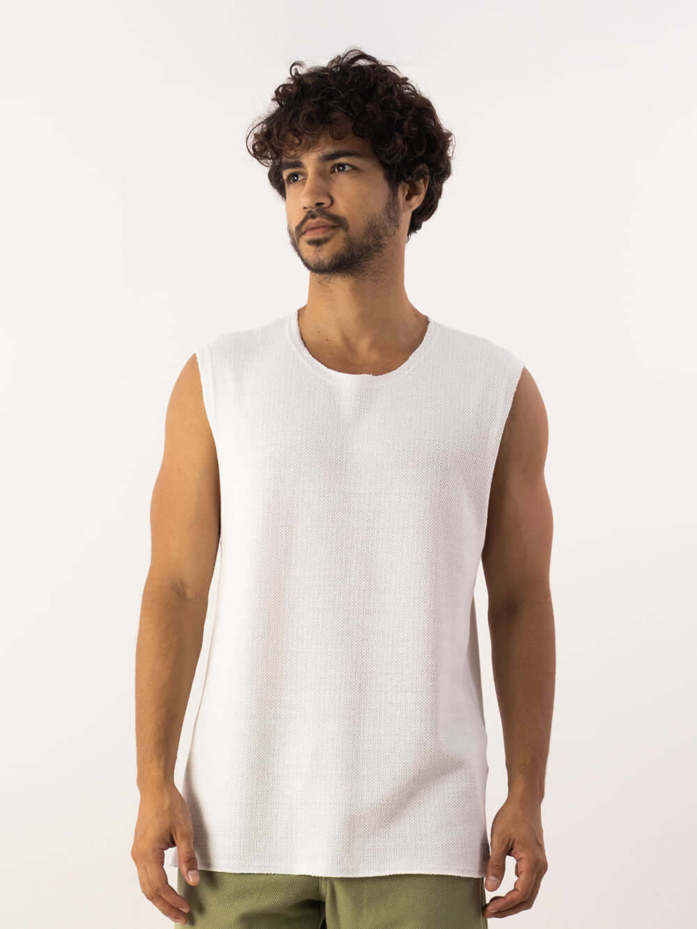 Regata Larga Mare Off White da Greenish, modelo amplo e confortável para dias quentes. Estilo rústico e despojado.