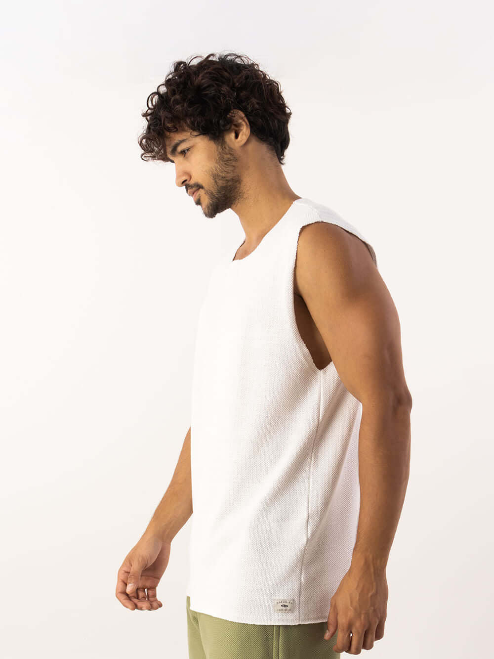 Modelo usando Regata Larga Mare Off White da Greenish, peça confortável ideal para dias quentes e atividades ao ar livre.