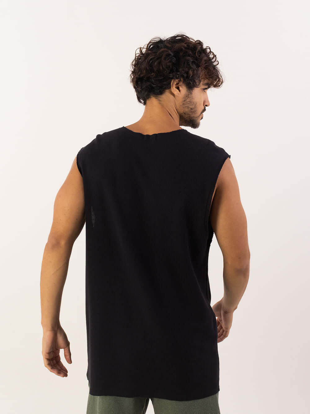 Regata Larga Maré preta da Greenish, vista de costas, modelagem ampla e confortável para o dia a dia.