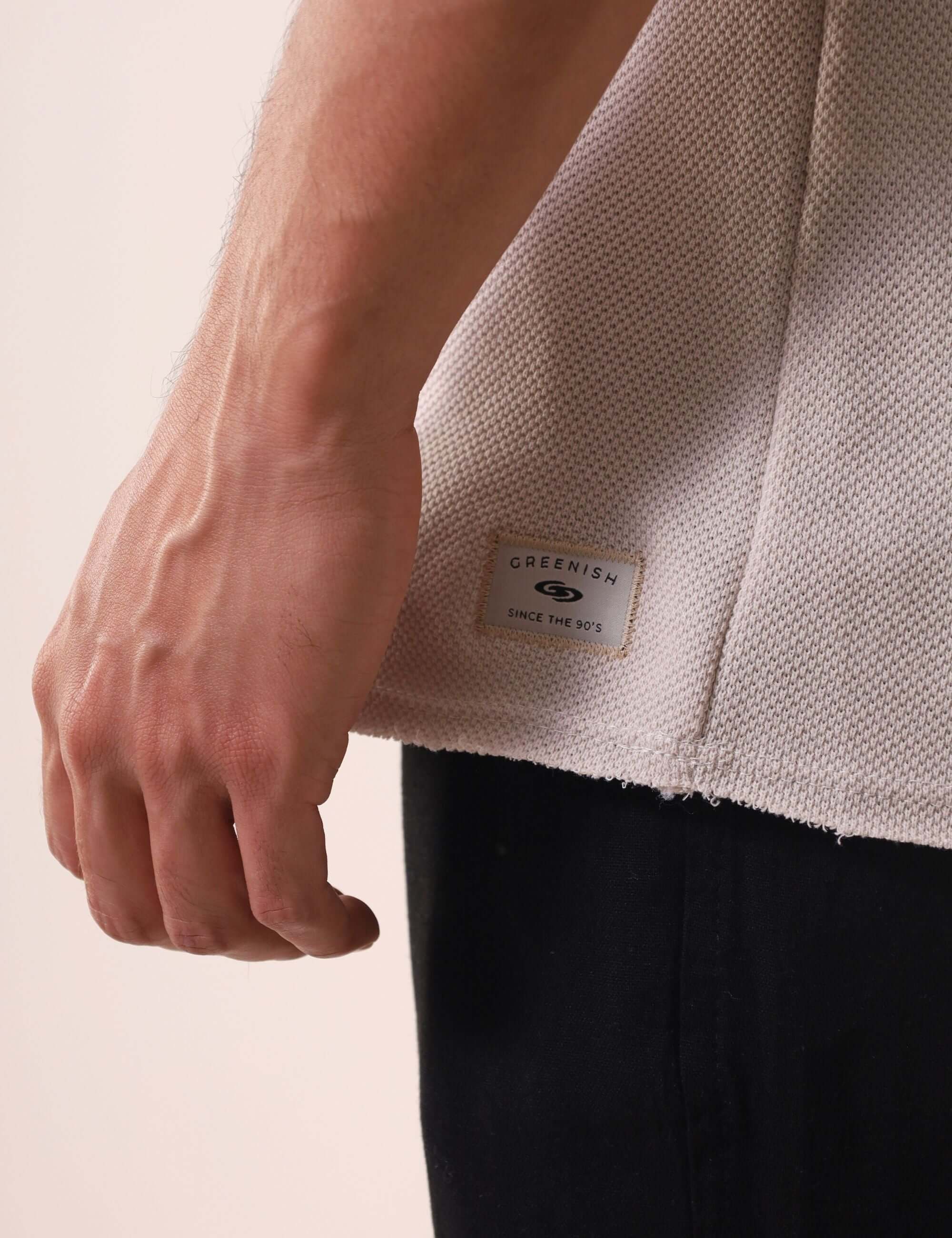 REGATA LARGA WAVES - NATURAL por Greenish, detalhe de acabamento e etiqueta bordada, ideal para versatilidade e movimento.