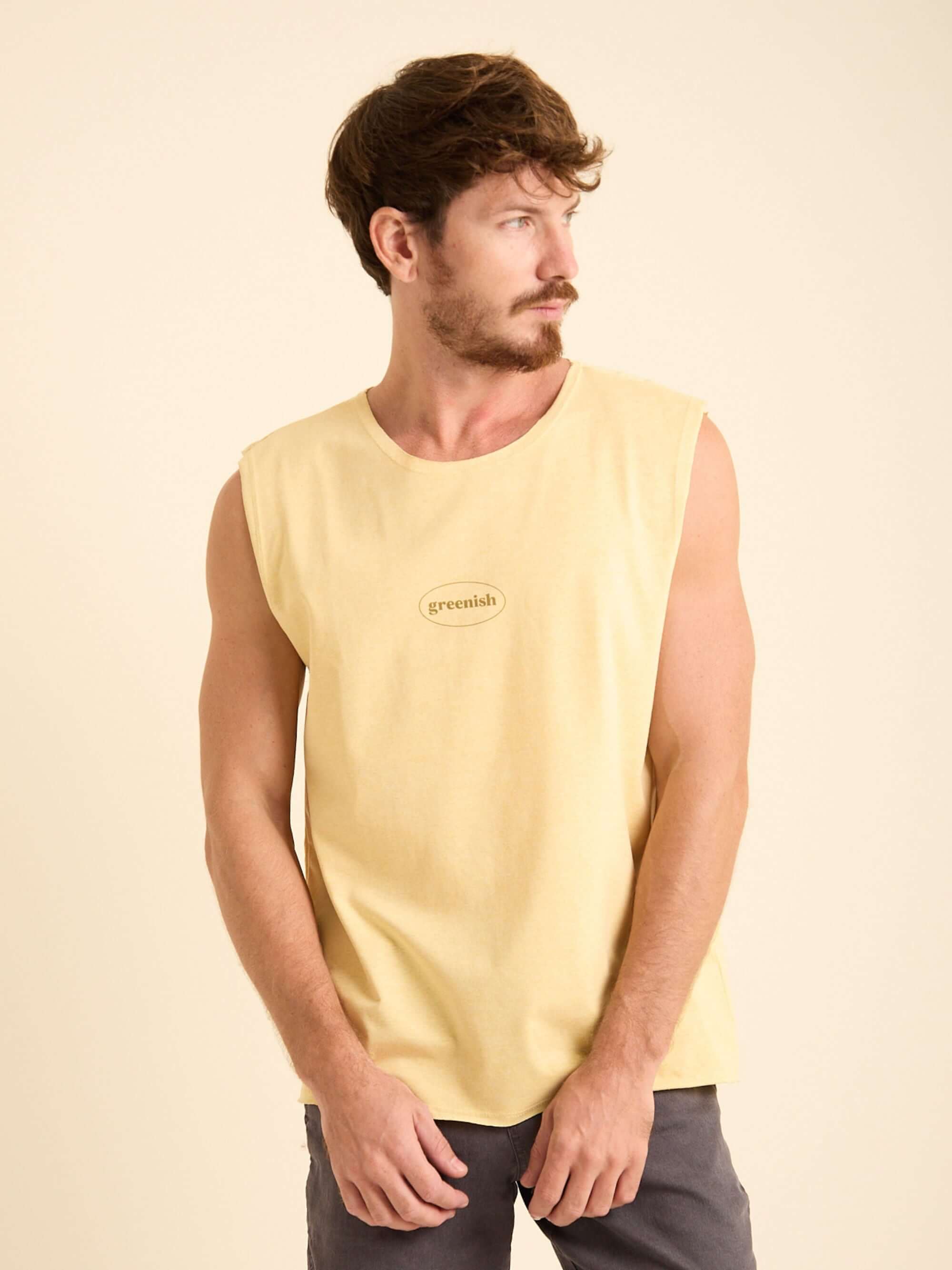 Homem usando regata larga amarela da Greenish, confortável e ideal para dias quentes.