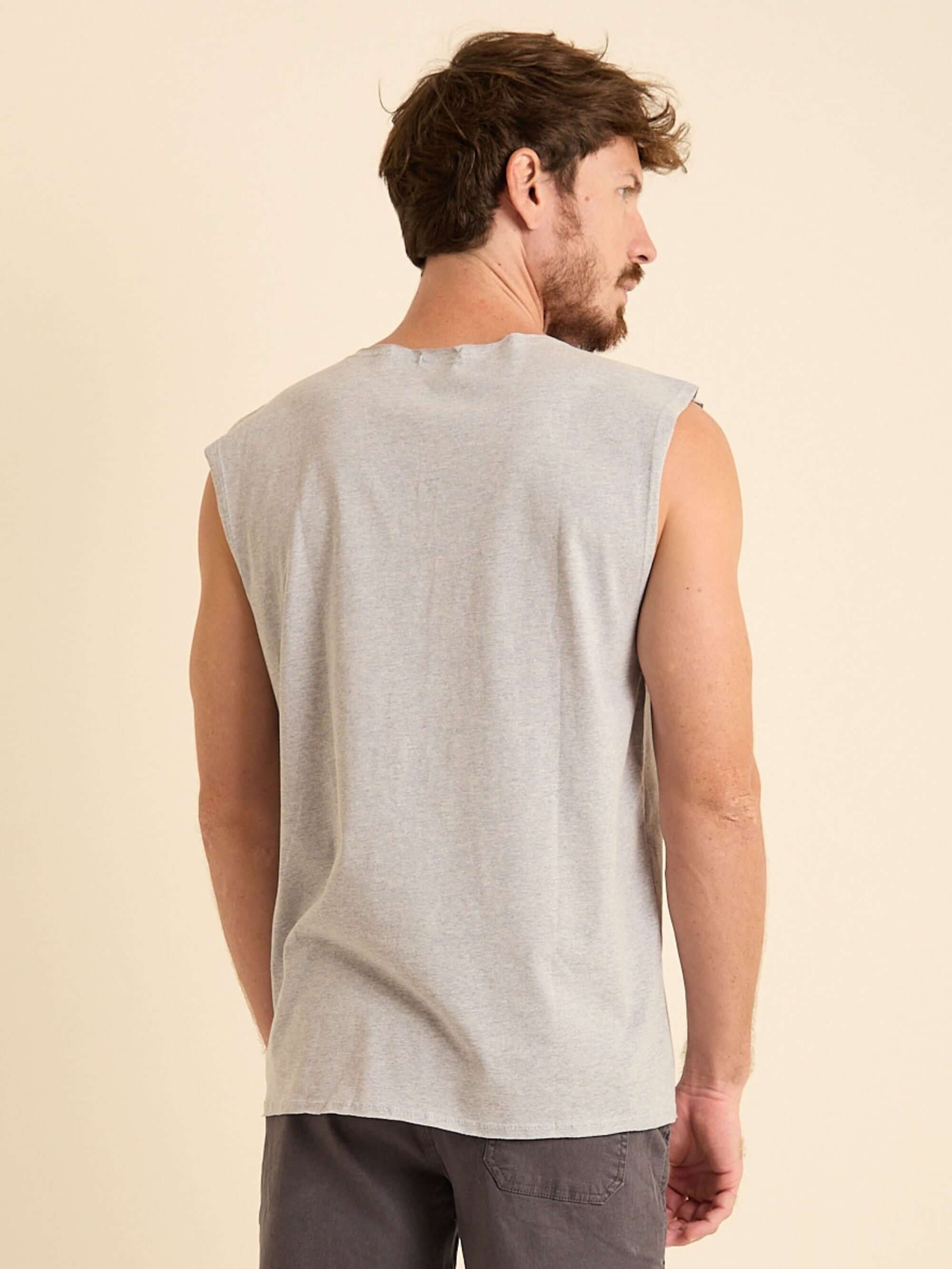 Regata Larga New Logo azul masculina Greenish, vista traseira, conforto e estilo para os dias quentes.