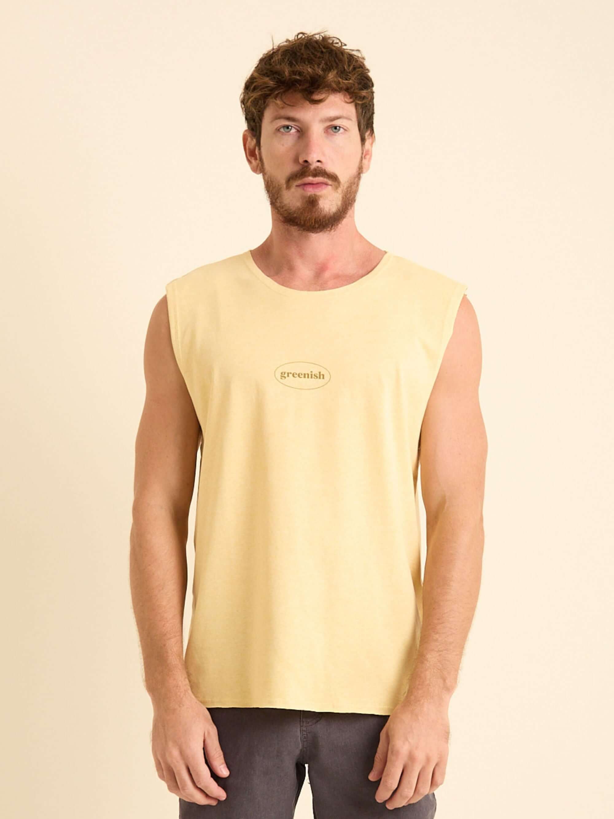 Regata Larga New Logo Amarela da Greenish, confortável, ideal para dias quentes e atividades do dia a dia.