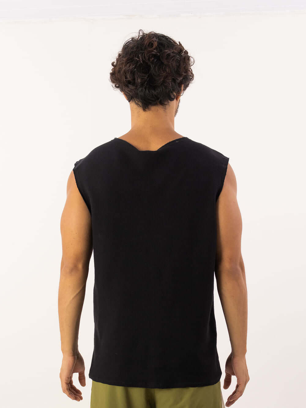 Modelo usando regata larga preta da Greenish, feita em algodão, perfeita para looks casuais e frescos.