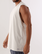 Regata Larga Waves Bege da marca Greenish em modelo masculino, ideal para estilo casual e conforto no verão.