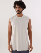 Camiseta Regata Larga Waves Bege da Greenish vestida por modelo masculino, destacando conforto e estilo casual.