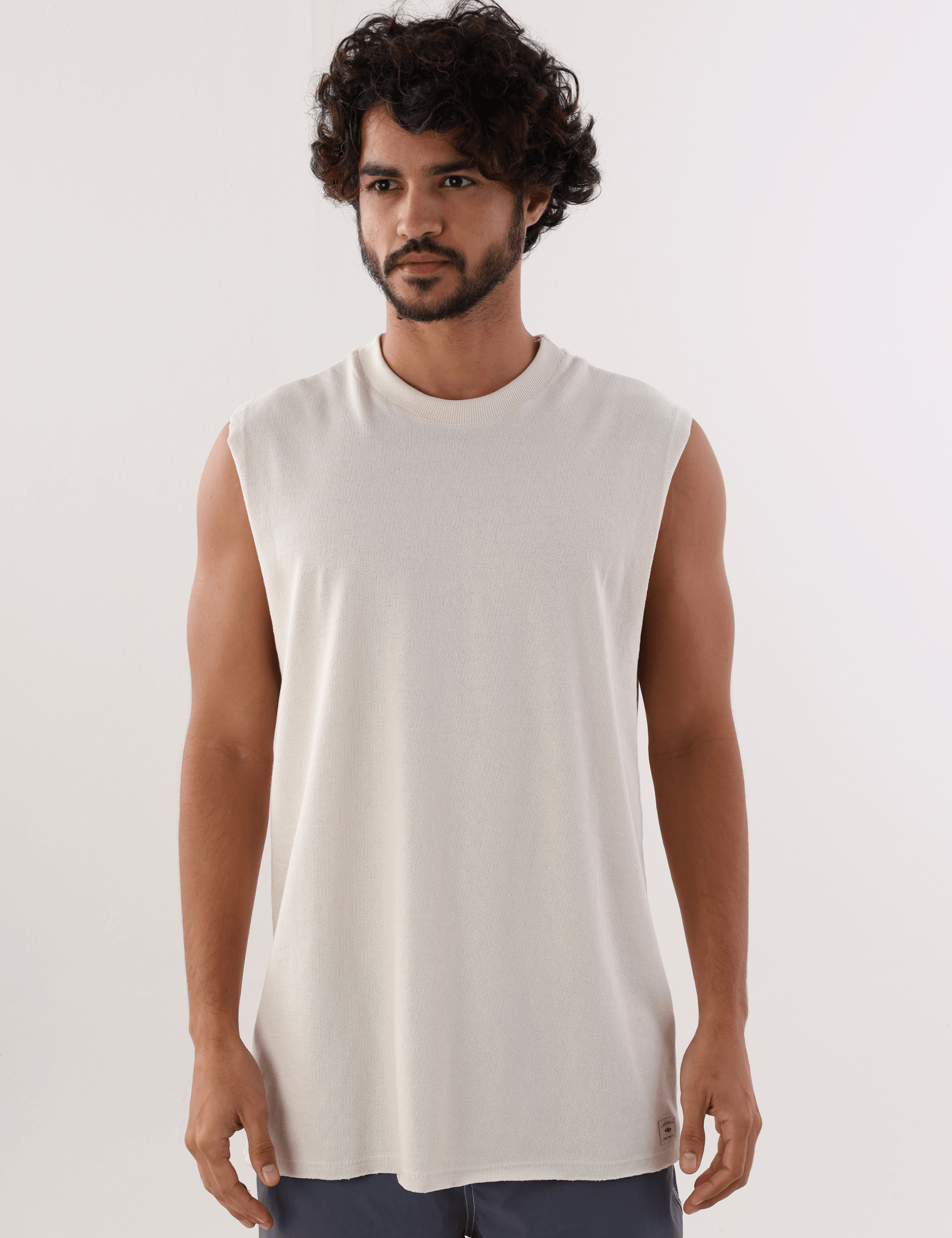 Camiseta Regata Larga Waves Bege da Greenish vestida por modelo masculino, destacando conforto e estilo casual.