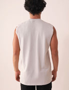 Homem vestindo REGATA LARGA WAVES - NATURAL da Greenish, modelagem larga, gola ribana, ideal para movimento. Estilo anos 90.