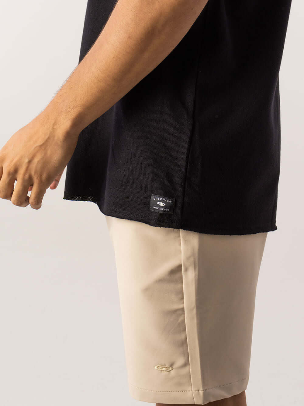 Modelo usando Regata Larga Waves - Preto da Greenish, destacando conforto e estilo para dias quentes.
