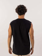 Modelo masculino usando regata longa preta da Greenish, com design confortável e cavas amplas.