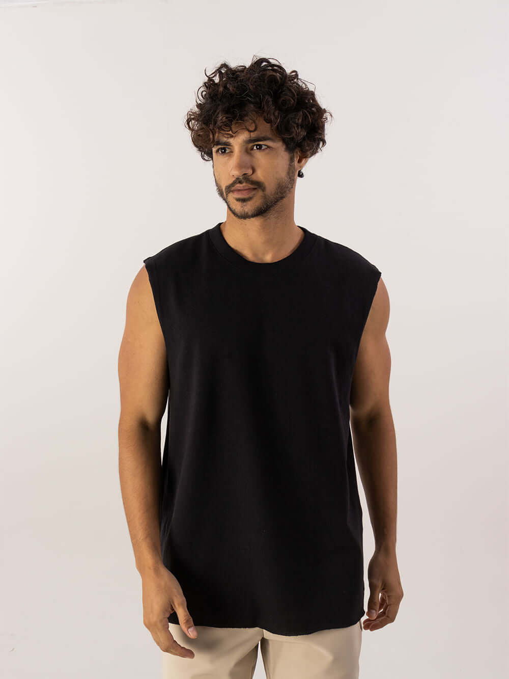 Regata Larga Waves em preto, modelo masculino, confortável e ideal para dias quentes. Marca Greenish.