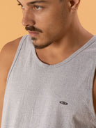 Regata Listra Stripe cinza da marca Greenish, em malha 100% algodão sustentável, com design clássico e confortável.