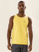 Regata Malha Basic Amarelo Vivo da Greenish, modelagem clássica e toque leve, ideal para todas as ocasiões.