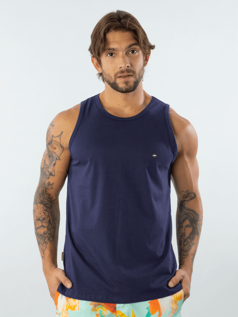 Regata Malha Basic Azul Marinho da Greenish, modelagem clássica e conforto ideal para todas as ocasiões.