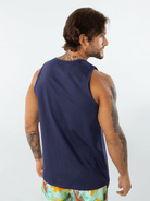 Modelo masculino usando regata malha básica azul marinho da marca Greenish, vista de costas.