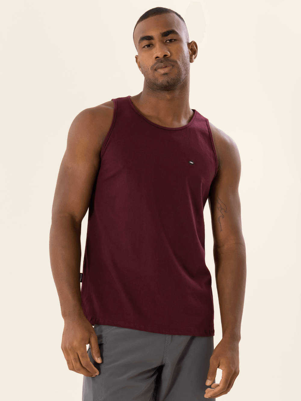 Regata Malha Basic Bordo da Greenish, modelo clássico e confortável para todas as atividades do dia a dia.