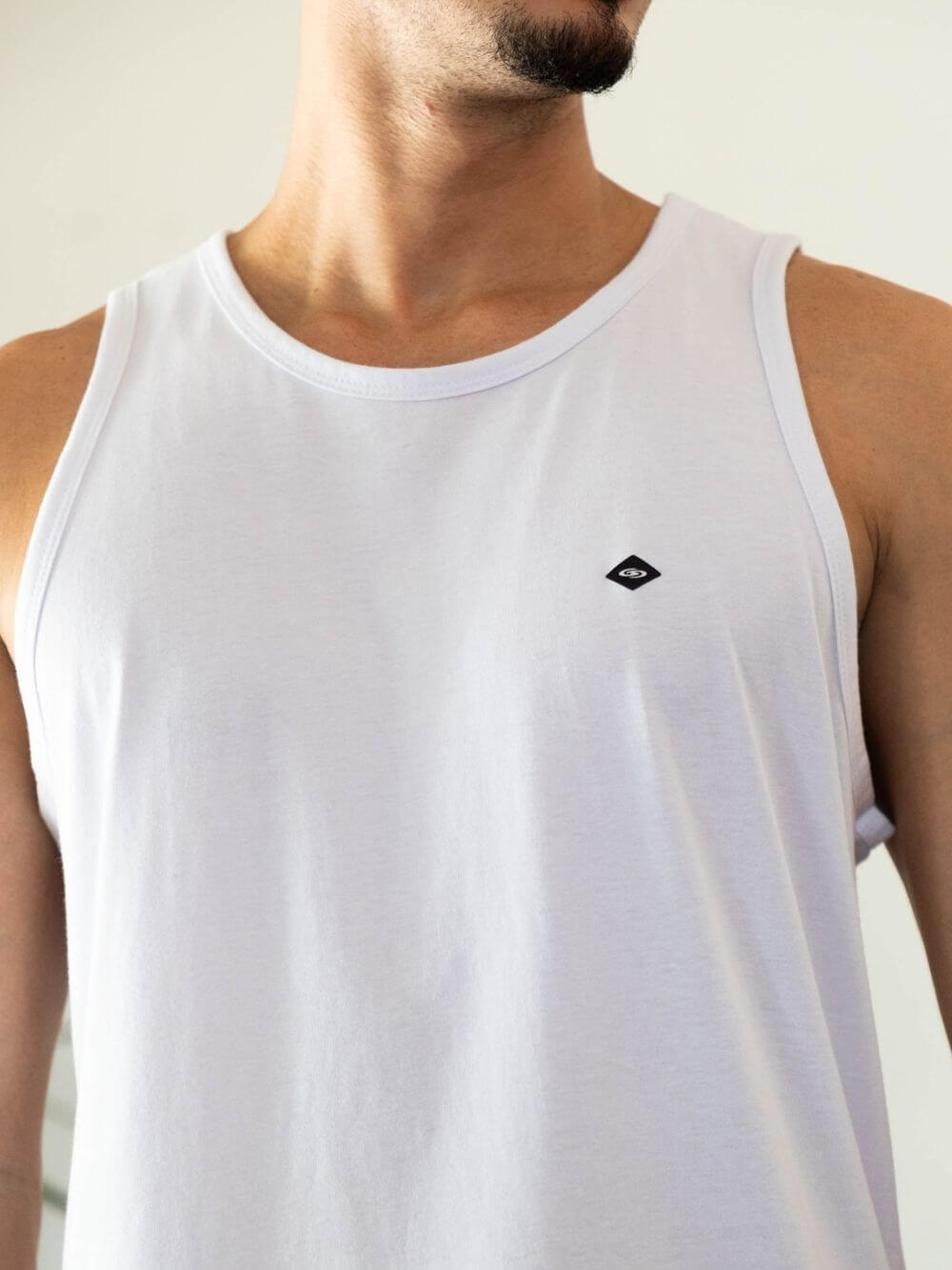 Regata Malha Basic Branca da Greenish, com design simples e caimento perfeito para conforto em qualquer ocasião.