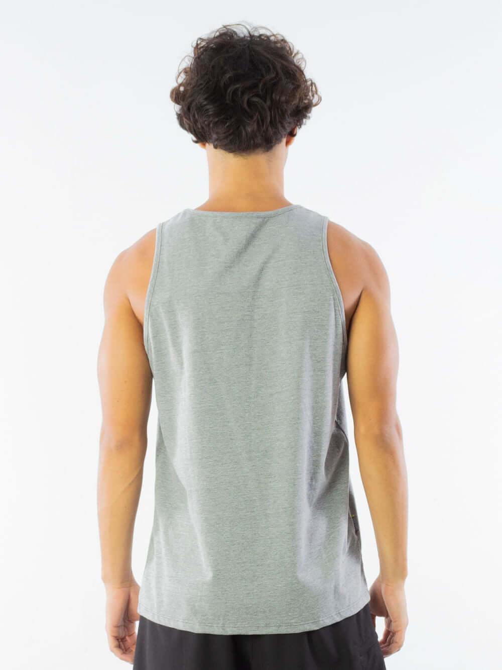 Modelo masculino usando Regata Malha Basic Mescla da Greenish, mostrando caimento perfeito e design básico.