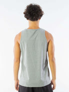 Modelo masculino usando Regata Malha Basic Mescla da Greenish, mostrando caimento perfeito e design básico.