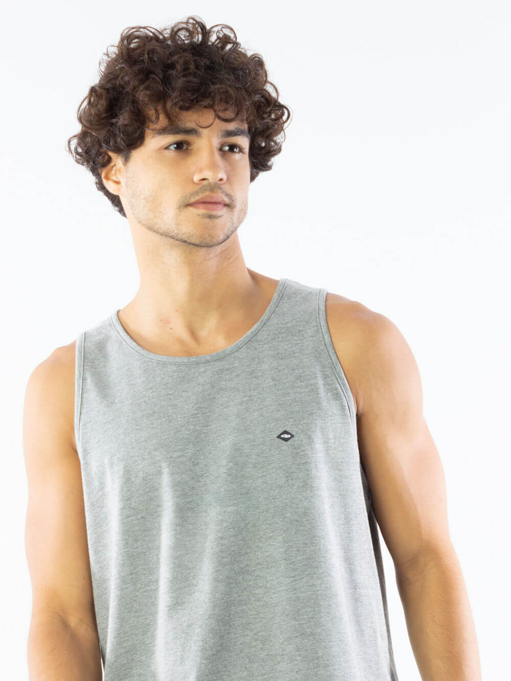 Modelo usando a Regata Malha Basic - Mescla da Greenish, ideal para conforto em qualquer ocasião.