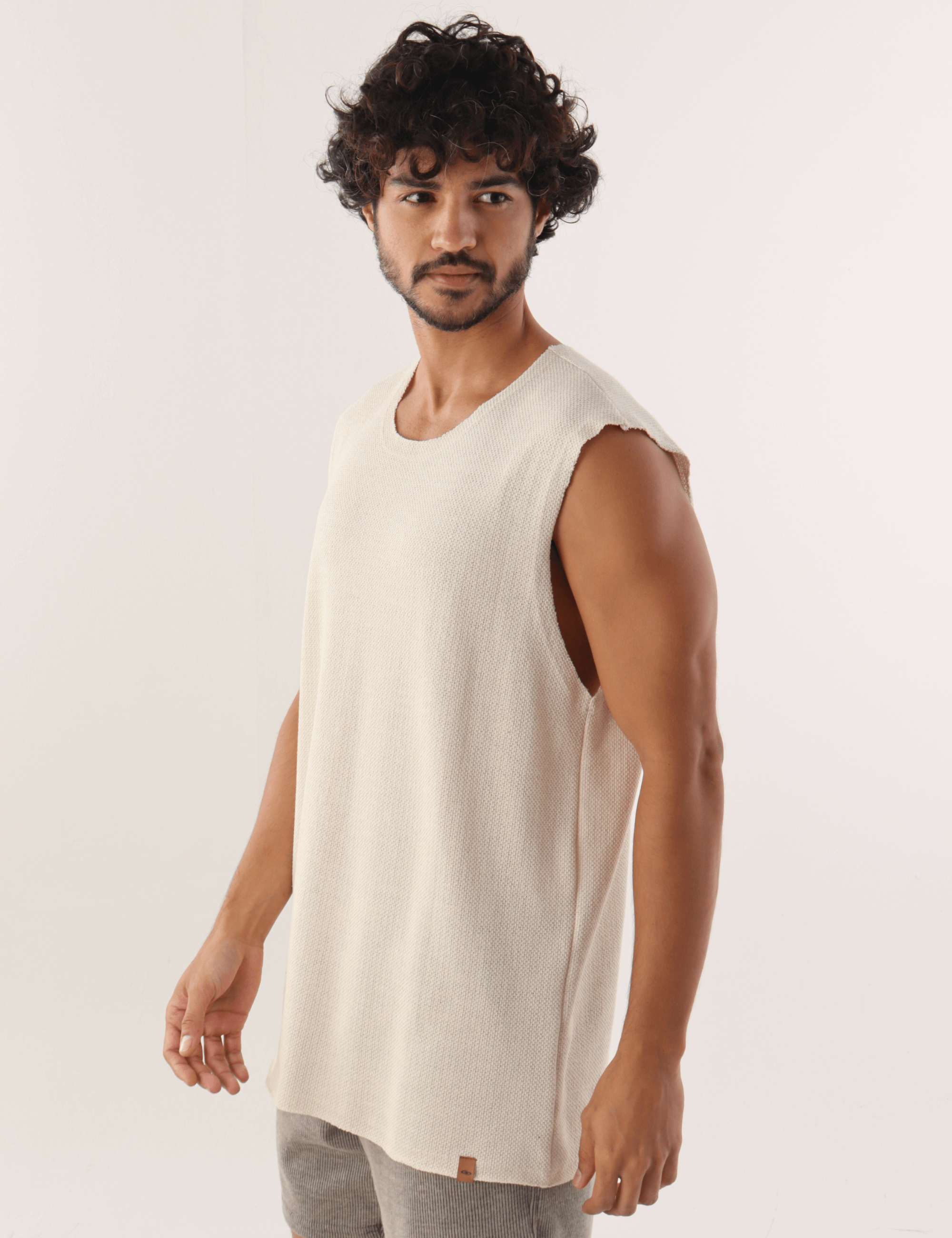 Camiseta Regata Mare Bege da Greenish, moda masculina casual em tom neutro, perfeita para conforto e estilo no dia a dia.