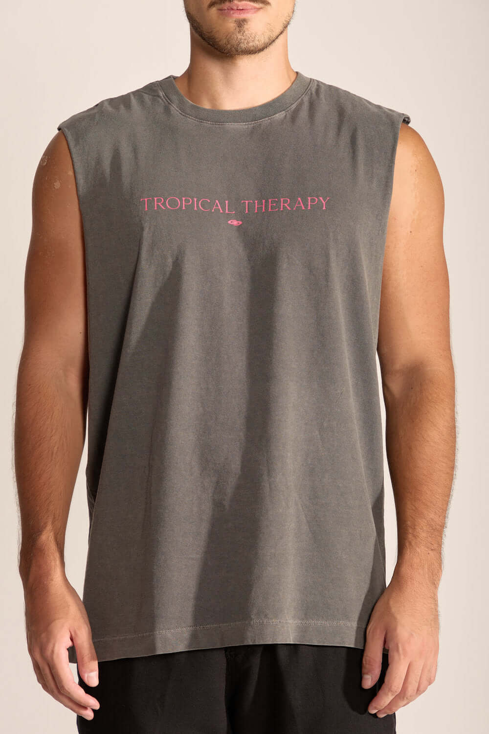Regata masculina larga tropical therapy da Greenish, confeccionada em algodão, ideal para dias quentes com estilo.