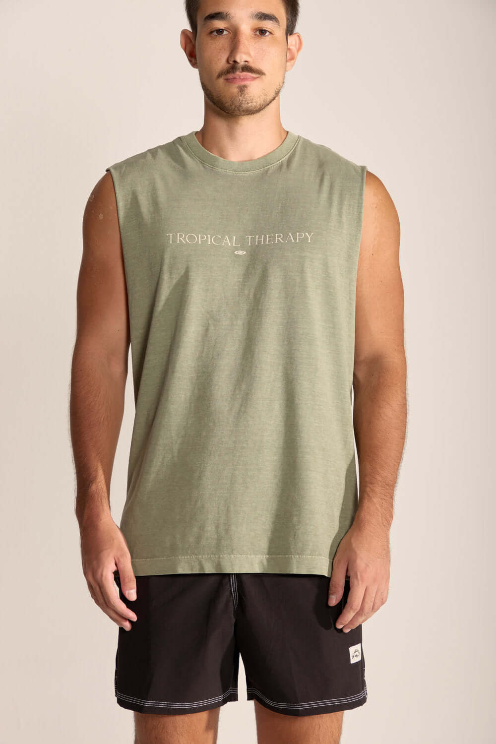 Regata masculina larga Tropical Therapy Greenish na cor verde, ideal para dias quentes e momentos ao ar livre.
