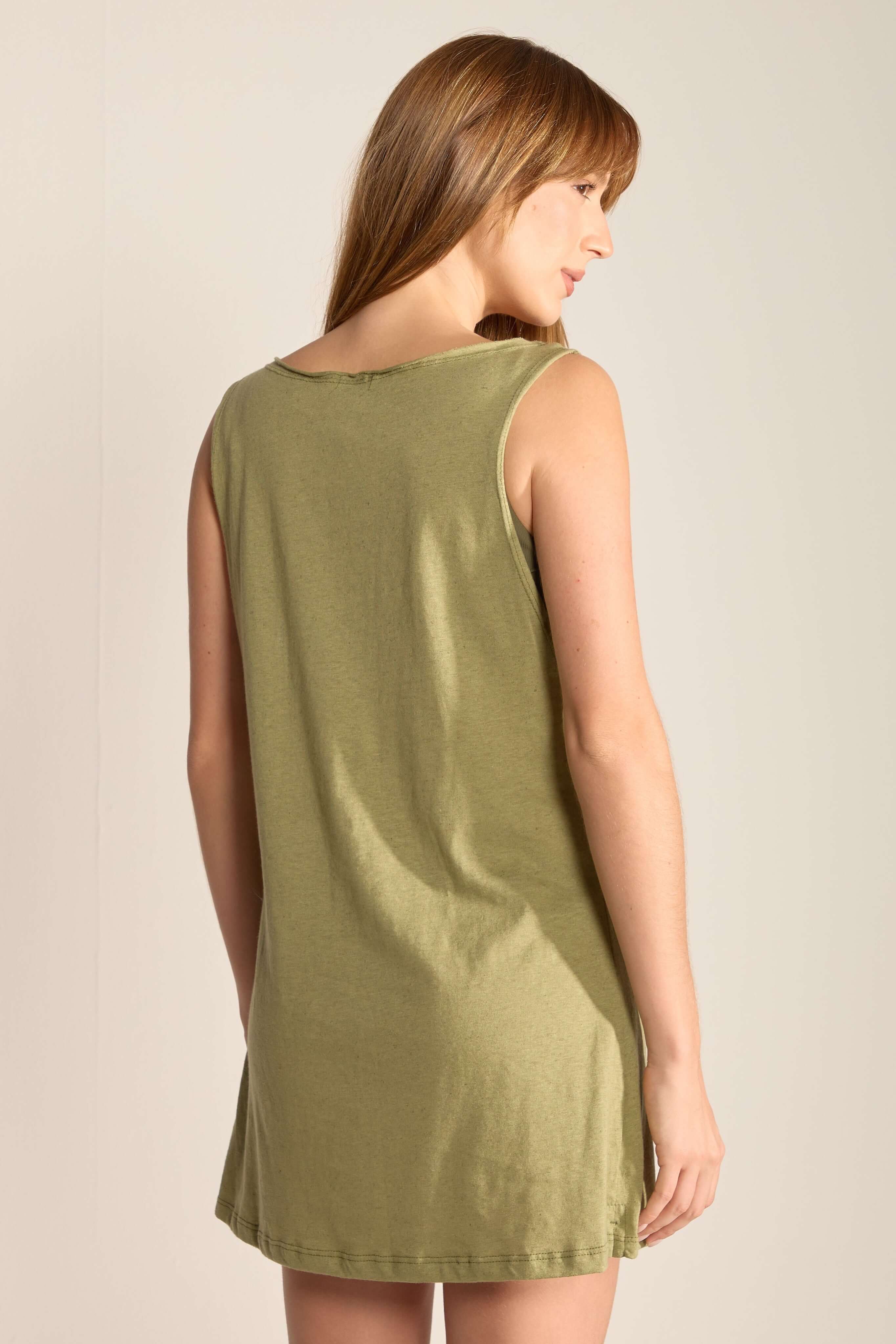 Vista traseira da Regata New Grow Verde da Greenish, com design minimalista e conforto para o dia a dia.