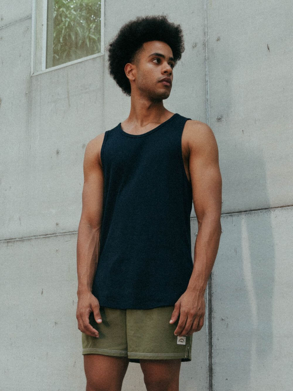 Homem usando regata ribbed azul marinho da Greenish, modelo minimalista e confortável, ideal para atividades ao ar livre.