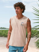 Regata Sea Swing bege da Greenish, perfeita para o verão e atividades ao ar livre, com estilo surfista.